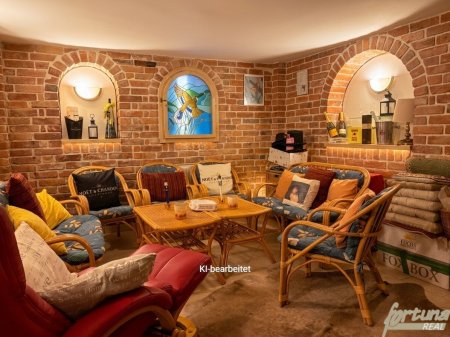Grünruhelage, alles auf einer Ebene, mit Pool und Garage