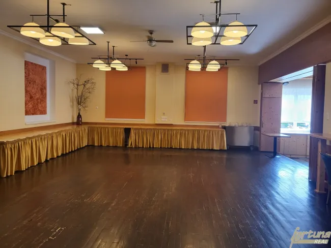 Buffet und Bühne