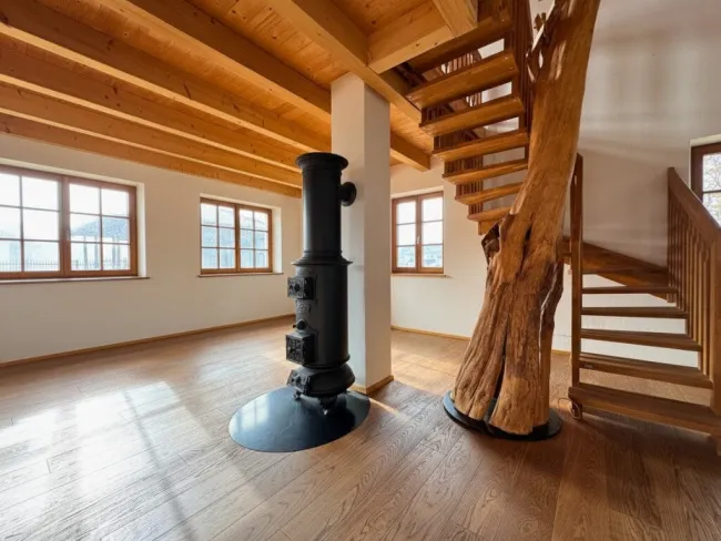Neuwertiges Landhaus-Juwel: Architektur mit Einliegerwohnung in idyllischer Bachlage | NEUKIRCHEN AN DER ENKNACH - Bild