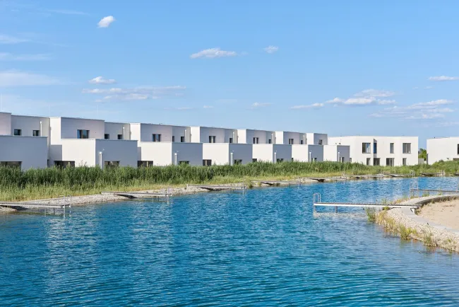 HOCHWERTIGES SEEHAUS AUF EIGENGRUND MIT EIGENEM STEG + GARTEN + GARAGE - Bild
