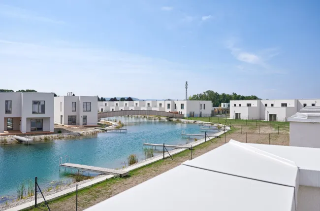HOCHWERTIGES SEEHAUS AUF EIGENGRUND MIT EIGENEM STEG + GARTEN + GARAGE - Titelbild