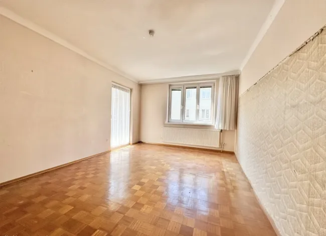 SANIERUNGSBEDÜRFTIGE 3-ZIMMER + BALKON NAHE BRUNNENMARKT UND U6 - Bild