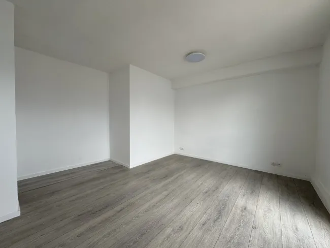 GROSSE TERRASSE - HELLE 1 ZIMMER-DG NAHE MEIDLINGER MARKT + U6 - Bild