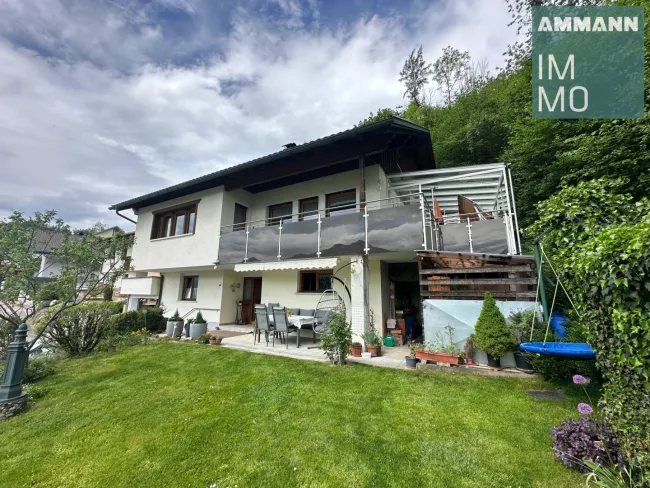 Wohnen mit Aussicht: Haus in sonniger Lage über dem Walgau - Bild