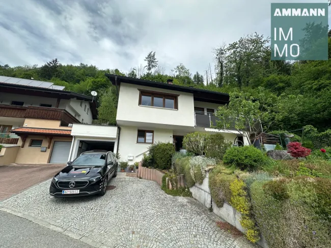 Wohnen mit Aussicht: Haus in sonniger Lage über dem Walgau - Titelbild