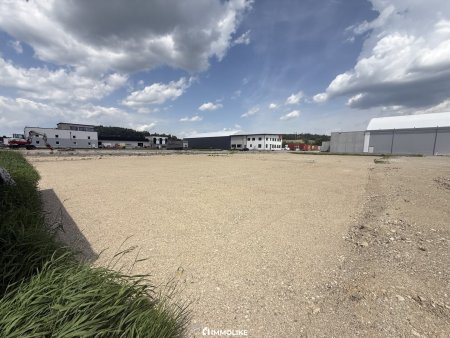 Vielseitiger Betriebsbaugrund mit 1.500 m² in Zipf – aufbereitete Fläche & flexible Miet-/Pachdauer
