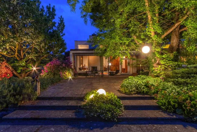 JUWEL von OTTO GLAUS - MÖBLIERTE ARCHITEKTENVILLA im Kanton St. Gallen NÄHE LUSTENAU - Bild