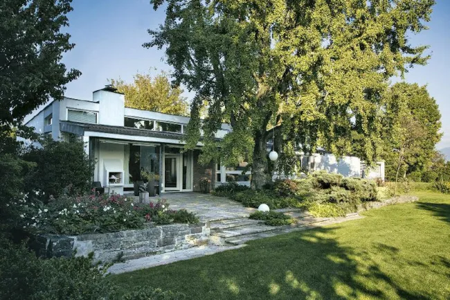 JUWEL von OTTO GLAUS - MÖBLIERTE ARCHITEKTENVILLA im Kanton St. Gallen NÄHE LUSTENAU - Titelbild