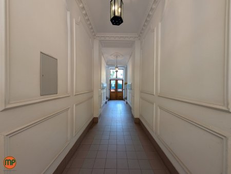 Raum für große Pläne: saniertes Altbaubüro am Puls der U3