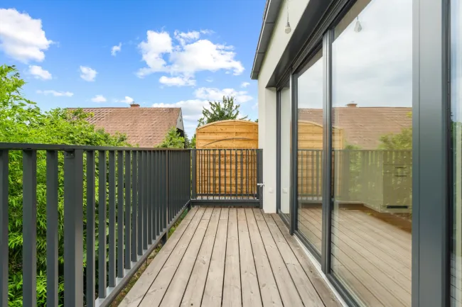 Ruhige Grünlage eine echte Wohlfühloase.🌳 Angenehme Atmosphäre machen diese Lage zu einem kleinen Paradies🌅.Erstbezug – moderne 2-Zimmer-Wohnung mit Balkon & Fernblick - Auf Baurechtsgrund errichtet! - Bild