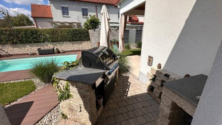 Familienfreundliches Reihenhaus mit Pool und exklusivem Wohnkomfort
