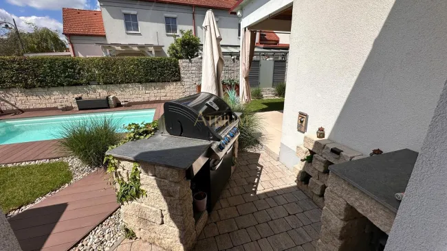 Familienfreundliches Reihenhaus mit Pool und exklusivem Wohnkomfort - Titelbild