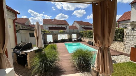 Familienfreundliches Reihenhaus mit Pool und exklusivem Wohnkomfort