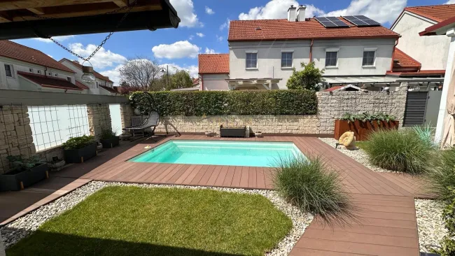 Familienfreundliches Reihenhaus mit Pool und exklusivem Wohnkomfort - Bild
