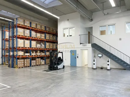 Platzmangel? Dann haben wir die Lösung. Imposante 7m Deckenhöhe mit ca. 810m² Nutzfläche und 40m² Bürotrakt.