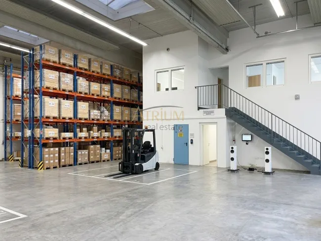 Platzmangel? Dann haben wir die Lösung. Imposante 7m Deckenhöhe mit ca. 810m² Nutzfläche und 40m² Bürotrakt. - Bild