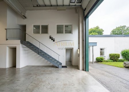 Platzmangel? Dann haben wir die Lösung. Imposante 7m Deckenhöhe mit ca. 810m² Nutzfläche und 40m² Bürotrakt.