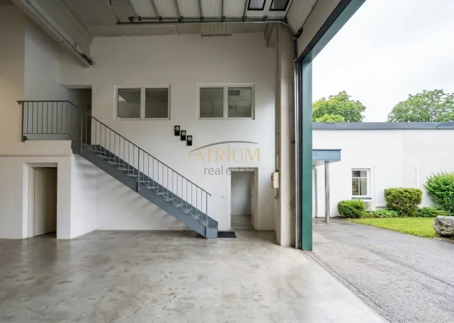 Platzmangel? Dann haben wir die Lösung. Imposante 7m Deckenhöhe mit ca. 810m² Nutzfläche und 40m² Bürotrakt. - Bild