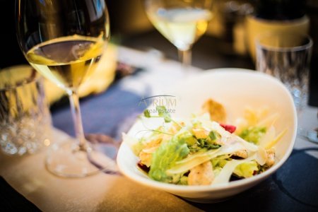 (Share Deal) Toplage & Tradition – Kaffee-Restaurant mit Schanigarten zu übernehmen