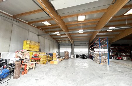 Qualitative Gewerbehalle mit bis zu 7m Deckenhöhe, eigenem Büro und zwei elektrische Einfahrtstoren.