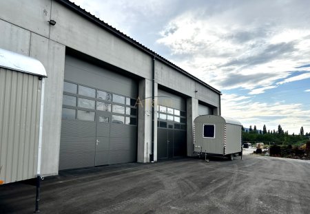 Qualitative Gewerbehalle mit bis zu 7m Deckenhöhe, eigenem Büro und zwei elektrische Einfahrtstoren.