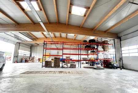 Qualitative Gewerbehalle mit bis zu 7m Deckenhöhe, eigenem Büro und zwei elektrische Einfahrtstoren.