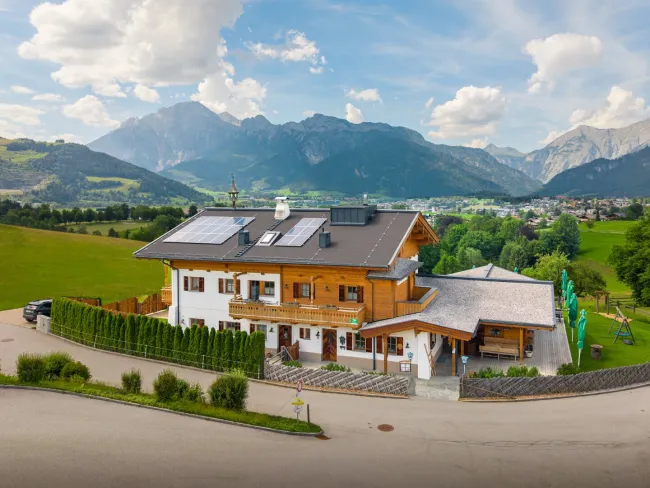Einzigartiges Bauernhaus über dem Ritzensee – Pferdehaltung, verpachtete Gastronomie & Apartmentvermietung in bester Aussichtslage - Bild