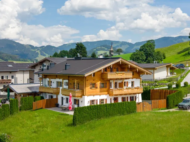 Einzigartiges Bauernhaus über dem Ritzensee – Pferdehaltung, verpachtete Gastronomie & Apartmentvermietung in bester Aussichtslage - Bild
