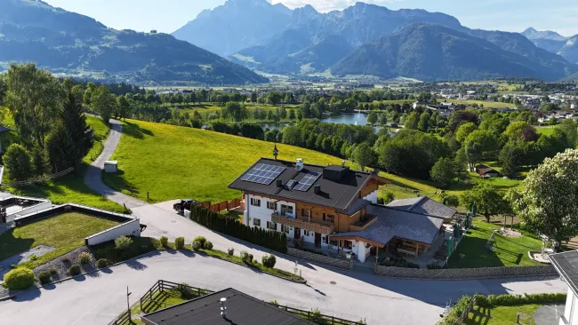 Einzigartiges Bauernhaus über dem Ritzensee – Pferdehaltung, verpachtete Gastronomie & Apartmentvermietung in bester Aussichtslage - Titelbild