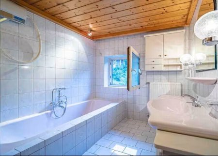 „Zweifamilienhaus in Leogang: Die ideale Kombination aus Eigenheim und touristischer Privatzimmervermietung.“