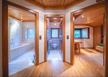 „Zweifamilienhaus in Leogang: Die ideale Kombination aus Eigenheim und touristischer Privatzimmervermietung.“