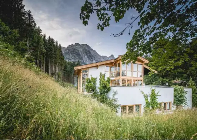 „Zweifamilienhaus in Leogang: Die ideale Kombination aus Eigenheim und touristischer Privatzimmervermietung.“ - Titelbild