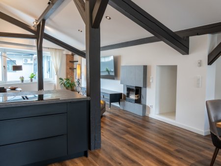 Attraktive Dachgeschosswohnung mit sonniger Terrasse und zusätzlicher, separat zugänglicher Wohneinheit mit Vermietungspotenzial.