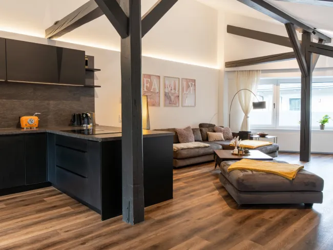 Attraktive Dachgeschosswohnung mit sonniger Terrasse und zusätzlicher, separat zugänglicher Wohneinheit mit Vermietungspotenzial. - Bild