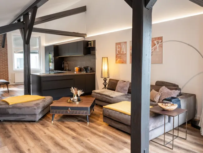 Attraktive Dachgeschosswohnung mit sonniger Terrasse und zusätzlicher, separat zugänglicher Wohneinheit mit Vermietungspotenzial. - Titelbild