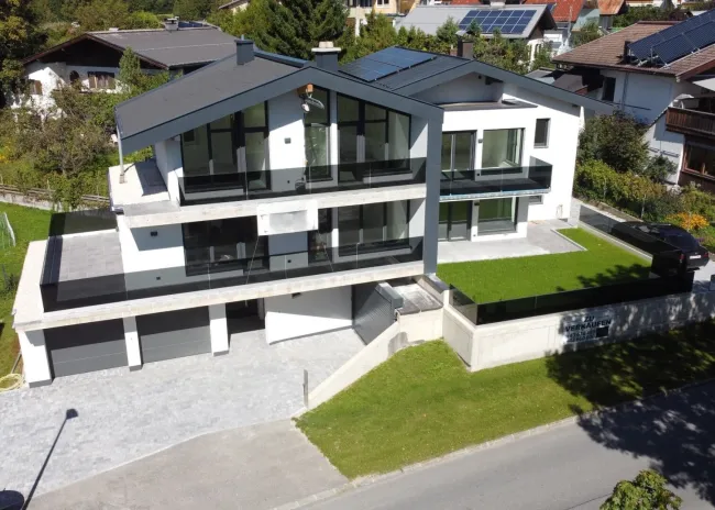 Moderne dreistöckige Wohnung mit Gartenanteil im Dreiparteienhaus in zentrumsnaher Lage! - Titelbild
