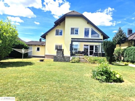 PROVISIONSFREI ! Voll unterkellertes, großzügiges Haus mit eigenem Pool und Grillplatz genießen! Urlaubsfeeling pur!