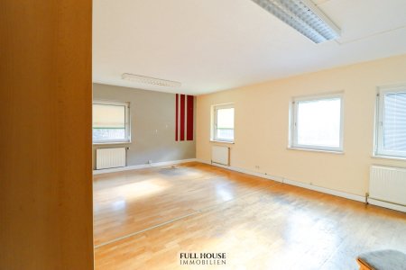 Lichtdurchflutete Büroeinheit mit Küche und Bad im 1. Obergeschoss