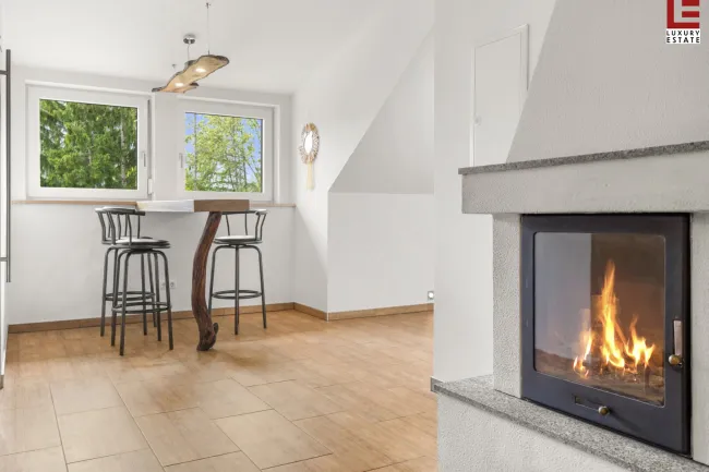 Vom offenen Kamin Richtung Küche, OG