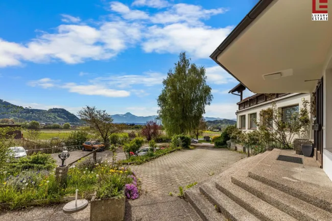 Der Haupteingang mit dem Haus West