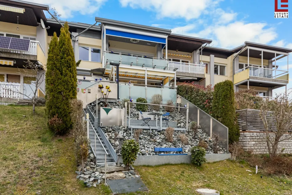 Blick vom Wohnbereich auf die Terrasse 1