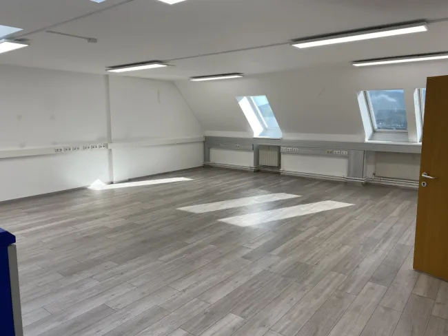 Klimatisiertes, schönes Büro 230m² in Linz, individuell bis 680 m2 erweiterbar! - Bild
