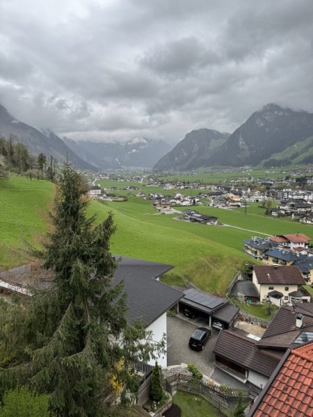 Traumhaftes Zweifamilienhaus im Zillertal: Alpines Wohnglück in erhabener Aussichtslage von Hainzenberg