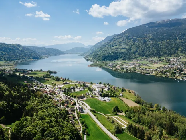 Exklusives Baugrundstück mit Seeblick und Freizeitwohnsitzwidmung – Rarität am Ossiacher See - Titelbild