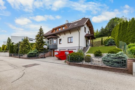Exklusives Wohnhaus mit Pool, Gartenparadies und traumhafter Aussicht in Althofen