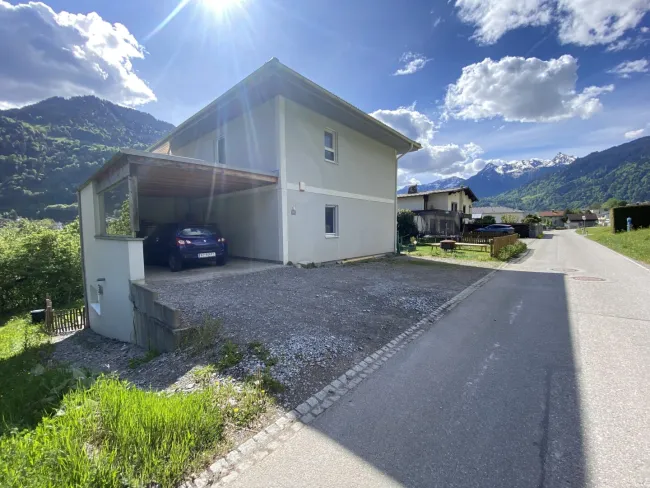 Traumhaftes Einfamilienhaus mit Carport, Terrasse und Garten - Titelbild