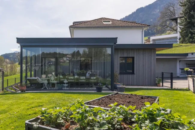 Neuwertige-Aufstockbare Doppelhaushälfte mit Wintergarten und Garage - Titelbild