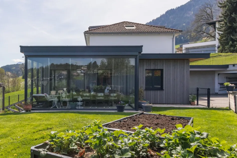 Neuwertige-Aufstockbare Doppelhaushälfte mit Wintergarten und Garage - Titelbild