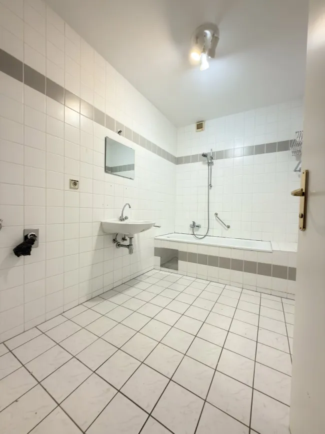 Badezimmer mit WM-Anschluss