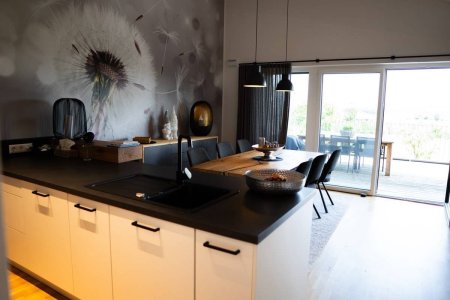 Hochwertige Dachgeschosswohnung mit großer Dachterrasse – Voll möbliert & sofort bezugsbereit